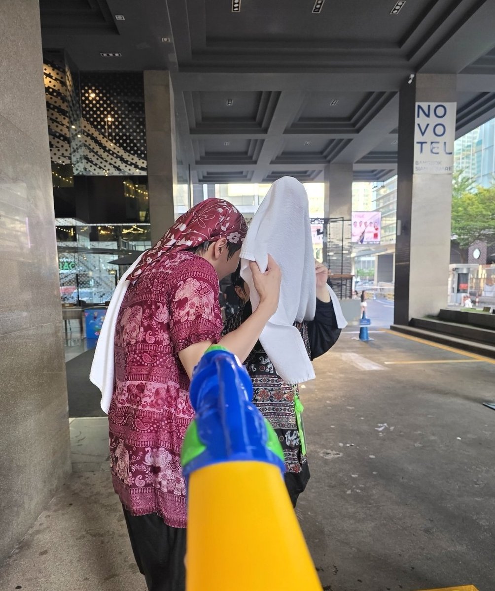 Gonghive24's tweet photo. #สงกรานต์กับแม็กกี้บาส รีรีน vlog สนุกม้าย https://t.co/pyu86T0kZ0