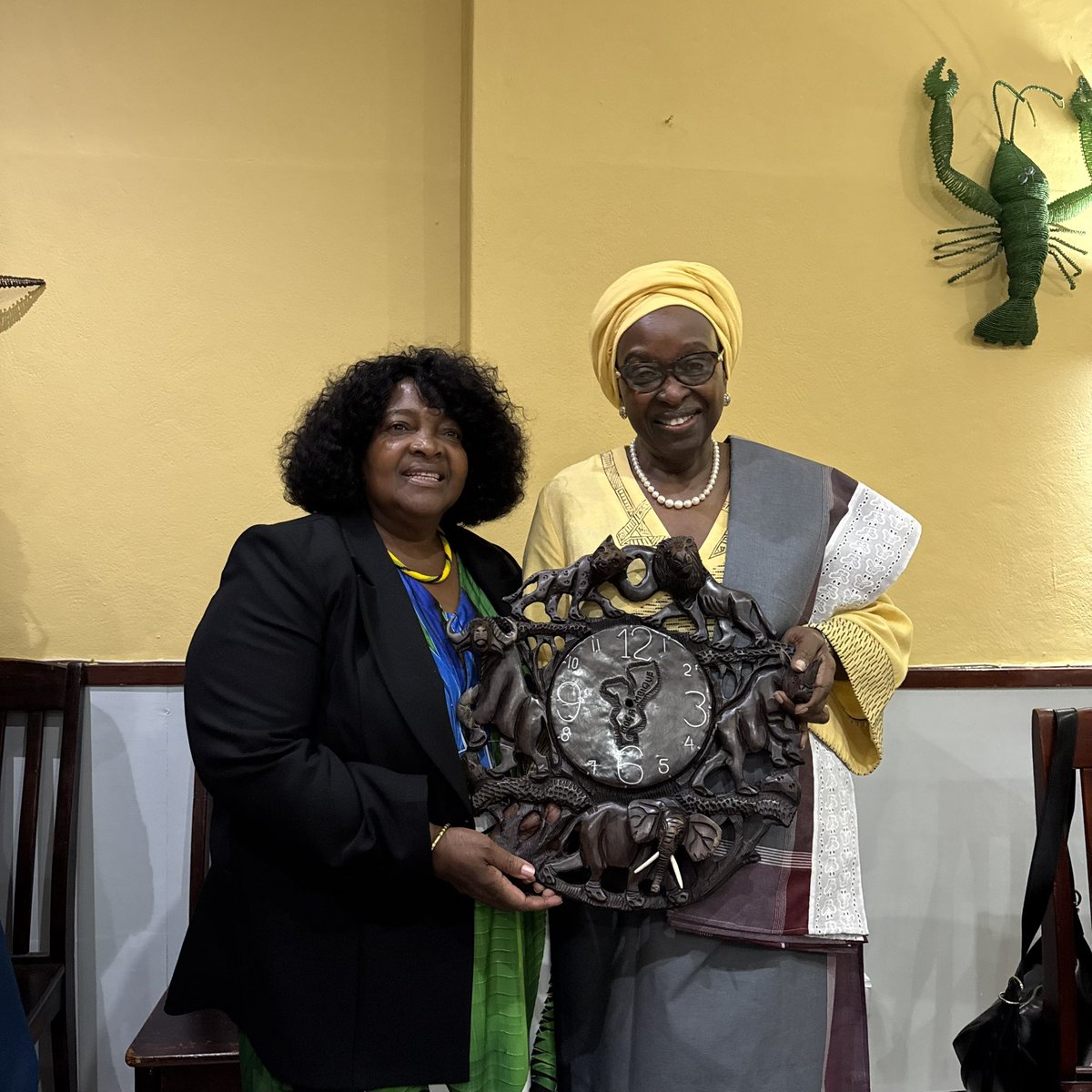 withneysabino's tweet photo. Here in Mozambique 🇲🇿, the AWLN Chapter had the honor of an inspiring evening with Mamma @BinetaDOfficial. A true masterclass in leadership, courage &amp; purpose. Thank you for pouring into the next generation. We carry it forward. ✨ @AWLN_Global #AWLN #YouthLead https://t.co/BQbdlXMahT