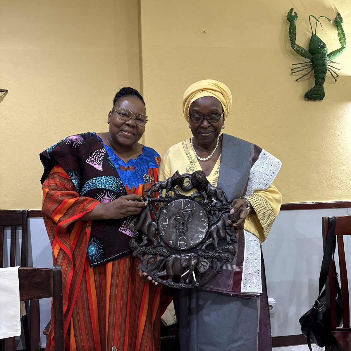 withneysabino's tweet photo. Here in Mozambique 🇲🇿, the AWLN Chapter had the honor of an inspiring evening with Mamma @BinetaDOfficial. A true masterclass in leadership, courage &amp; purpose. Thank you for pouring into the next generation. We carry it forward. ✨ @AWLN_Global #AWLN #YouthLead https://t.co/BQbdlXMahT