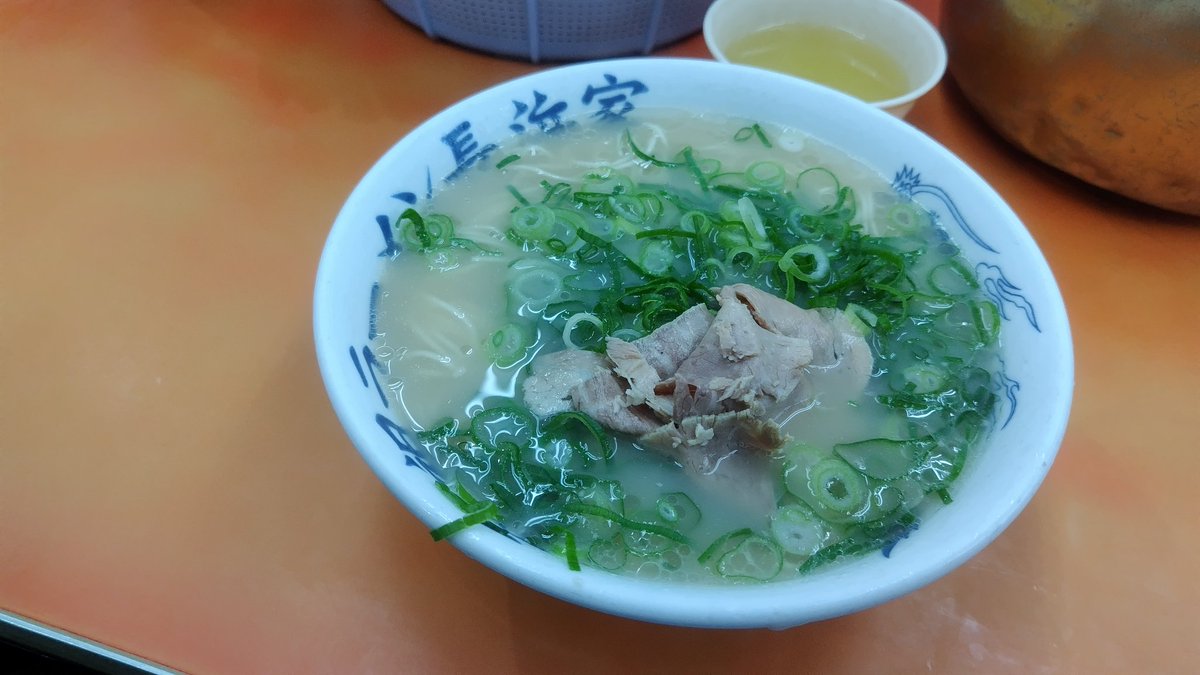maxbreakerz2mei's tweet photo. マリンメッセに戻る際に長浜屋に寄る。ラーメン500円替え玉100円。麺結構あるから替え玉１回でお腹一杯。最初はカエシ無し、替え玉後はカエシを足して味変。自分はカエシ有りがいいかな https://t.co/ZXtTszwkpi