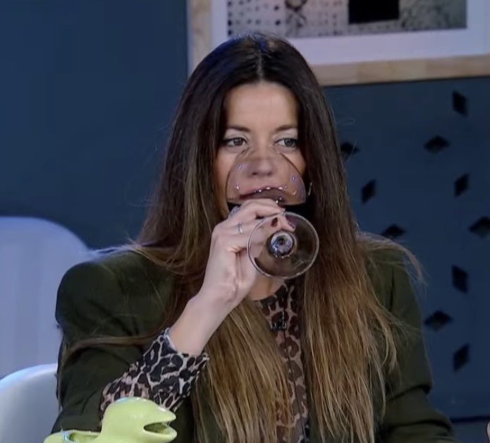 Mientras Diego se victimiza, llora y hace que toda la casa se ponga en contra de Gabriela. Gabriela asume su responsabilidad, pide disculpas y se dió cuenta cómo el hijodepuuuta le quiso echar la culpa. "Si se quiere ir, que se vaya" 💅
#LaGranjaVipPerú
#LaGranjaVIP