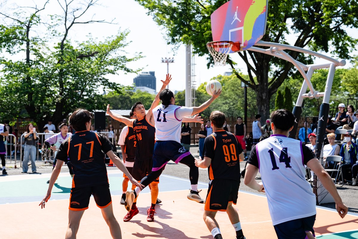 ALLDAYMAG's tweet photo. ALLDAY SPRING 2026 DAY1
Court A Game12
ShakeHands 11🆚17 Yoyogi Park Ballers 
#ALLDAY #alldaybasketball #ALLDAYSPRING2026
#YOYOGIPARKPLAYGROUND #PICKUPPLAYGROUND #SUPPORTEDBYJORDAN #TOKYO23 https://t.co/8ruFeBP5aL