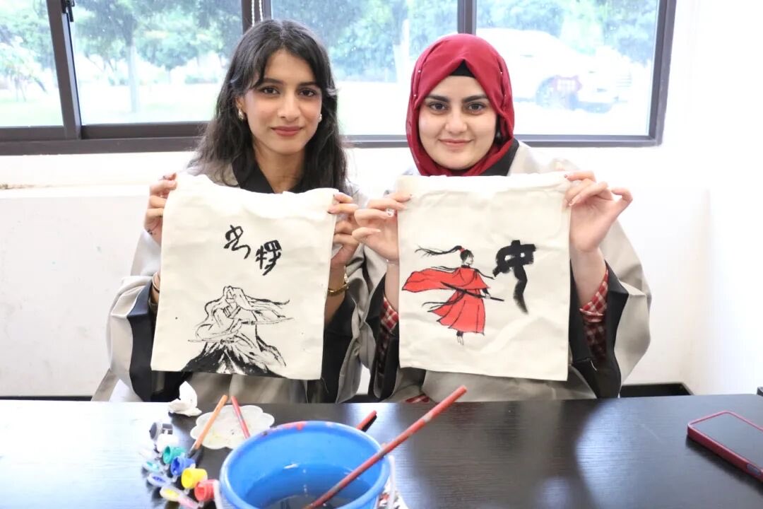 HiChangshaf's tweet image. Chinese characters serve as a bridge linking cultural heritage together. The 2026 #Changsha-#Taiwan Chinese Character #Art &amp;amp; Culture Exchange Camp gathers young people from across the Taiwan Strait and international students in Changsha.