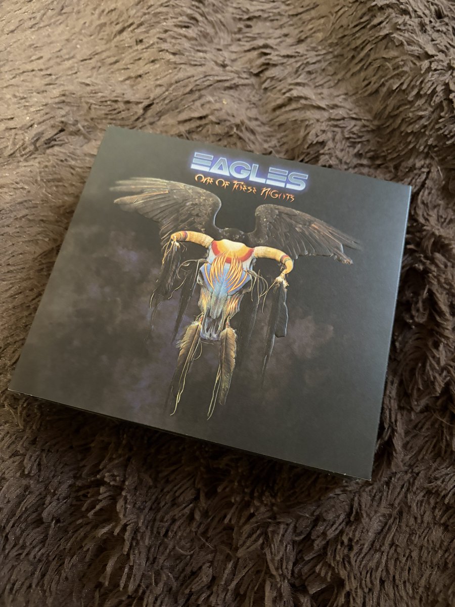 50周年記念盤届きました！大好きなアルバムです。
というかイーグルスが大好き。
俺がやたらとコーラスつけたがるのもビートルズではなくて彼ら(とキッス)の影響ですね。
未発表のライブ音源もいい感じ！イーグルスのこういうライブ音源もっと出して欲しいな…
