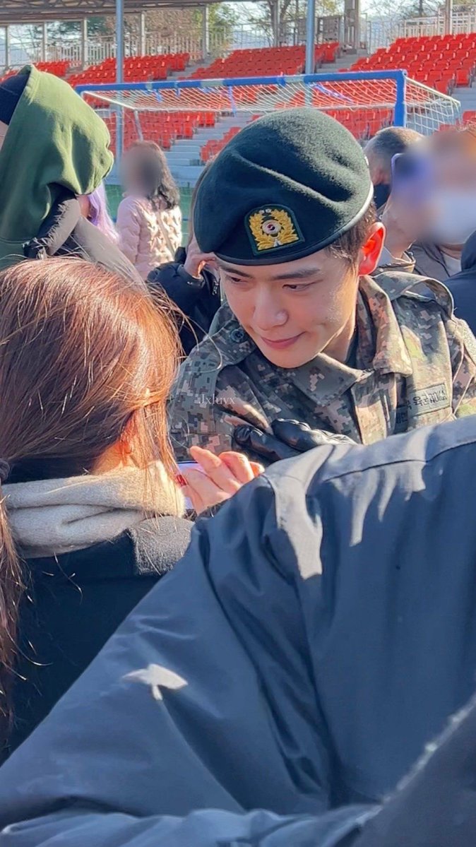 재혀니 가족분이 수료식때 훈련병 마크? 달아주시는  다각도 사진인데  보조개가 어케저렇게 콕하고 박혀잇냨ㅋㅋㅋㅋ ㅈㄴ 사랑스럽다….