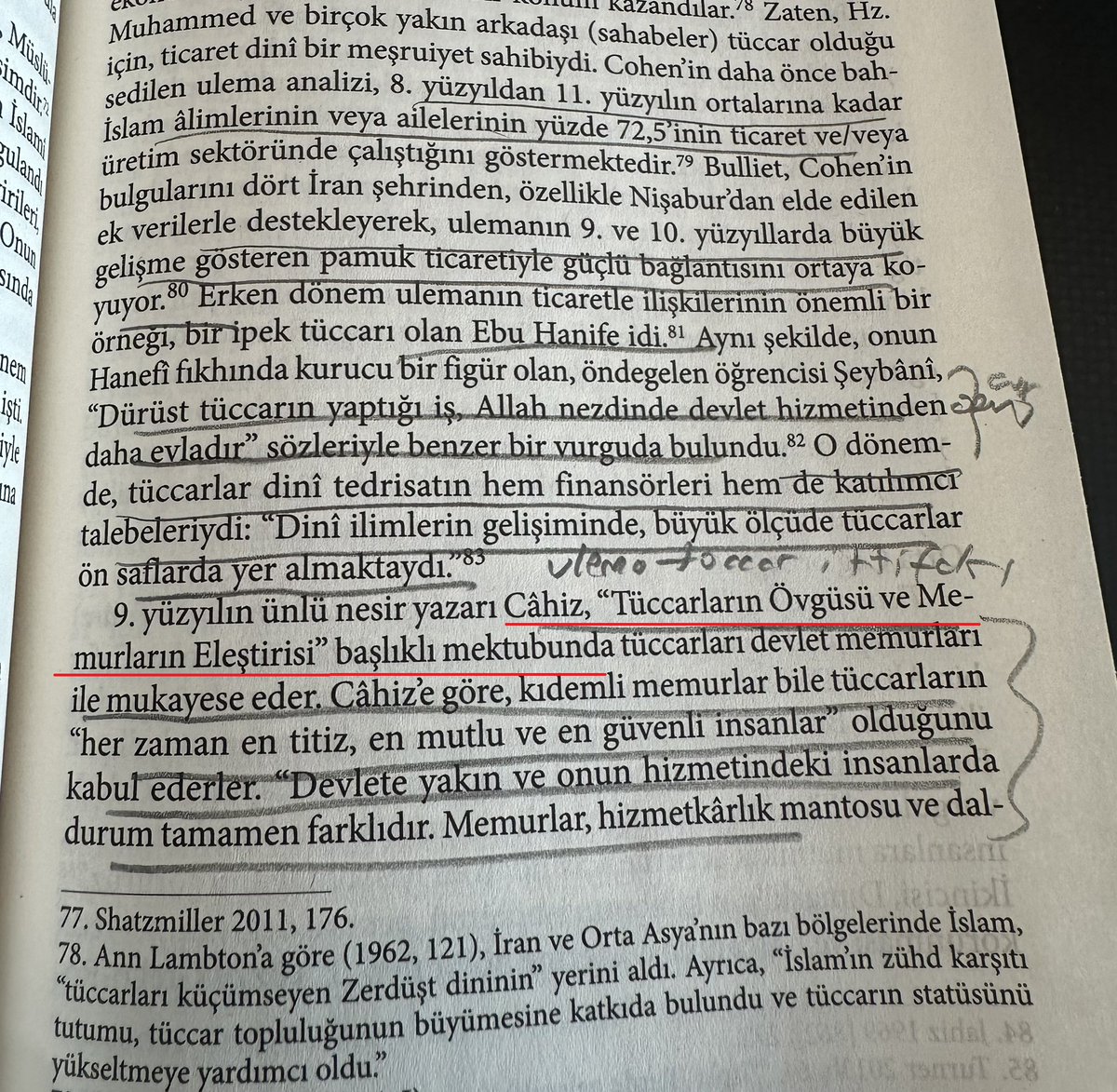 yusufkamadan's tweet photo. Birinin paylaşımında gördüm, dikkatimi çekti. Ayrıntı Yayınları'ndan çıkan "İslam, Otoriterlik ve Geri Kalmışlık: Küresel ve Tarihsel Bir Karşılaştırma" başlıklı Ahmet Kuru'nun İngilizceden Türkçeye tercüme edilen kitabında, orijinal ismi "Risâle fî medhi’t-tüccâr ve zemmi ameli’s-sultân" olan Câhiz'in 'risâlesi', 'mektup' olarak ifade edilmiş. Bence ağır bir hata, yeni baskı için eseri bir gözden geçirmekte fayda var. Hatırlıyorum da Doğan Kitap'tan çıkan, yıllar evvel okuduğum, yine İngilizceden tercüme olan Riyad'ın Kızları'nda da 'Medîne-i Münevvere', 'Aydınlanmış Şehir" olarak tercüme edilmişti. Istılâha vâkıf olmayan tercüman/editör bu ve benzeri hatalara rahatlıkla düşebilir.