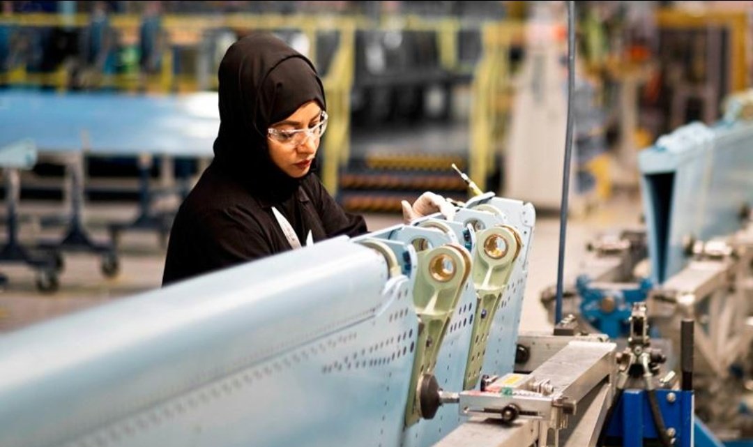 #اصنع_في_الإمارات

الإمارات تصنع قطع طائرات متقدمة تدخل في طائرات Boeing الأمريكية وAirbus الأوروبية، عبر شركة Strata في العين؛ التزامات Strata مع Boeing وAirbus تجاوزت 7.5 مليار دولار، 

الامارات ما تهايط فالسوشل ميديا ؛ 
الامارات تنجز على أرض الواقع 🇦🇪