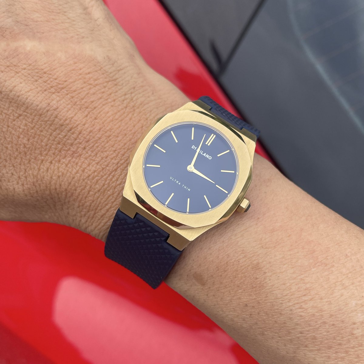 masaone_4103's tweet image. 皆様、こんにちは💁🏻‍♂️⌚️
今日のお仕事も妻に車を借りました🙇🏻‍♂️💦
相棒はD1 MILANO ULTRATHIN Gold Night✨
ストラップはボネット・シンチュリーニのイタリアンラバー
#D1MILANO
