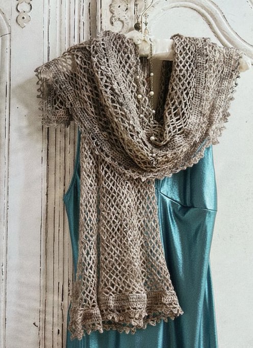 DDCrochetDesign's tweet image. This elegant scarf crochet pattern combines a simple stitch with a soft lacy edging. Light and easy to wear, it works beautifully as a finishing layer for spring or summer outfits 🧶

dwcrochetpatterns.etsy.com/uk/listing/169…

#MHHSBD #craftbizparty #weekend #crafts