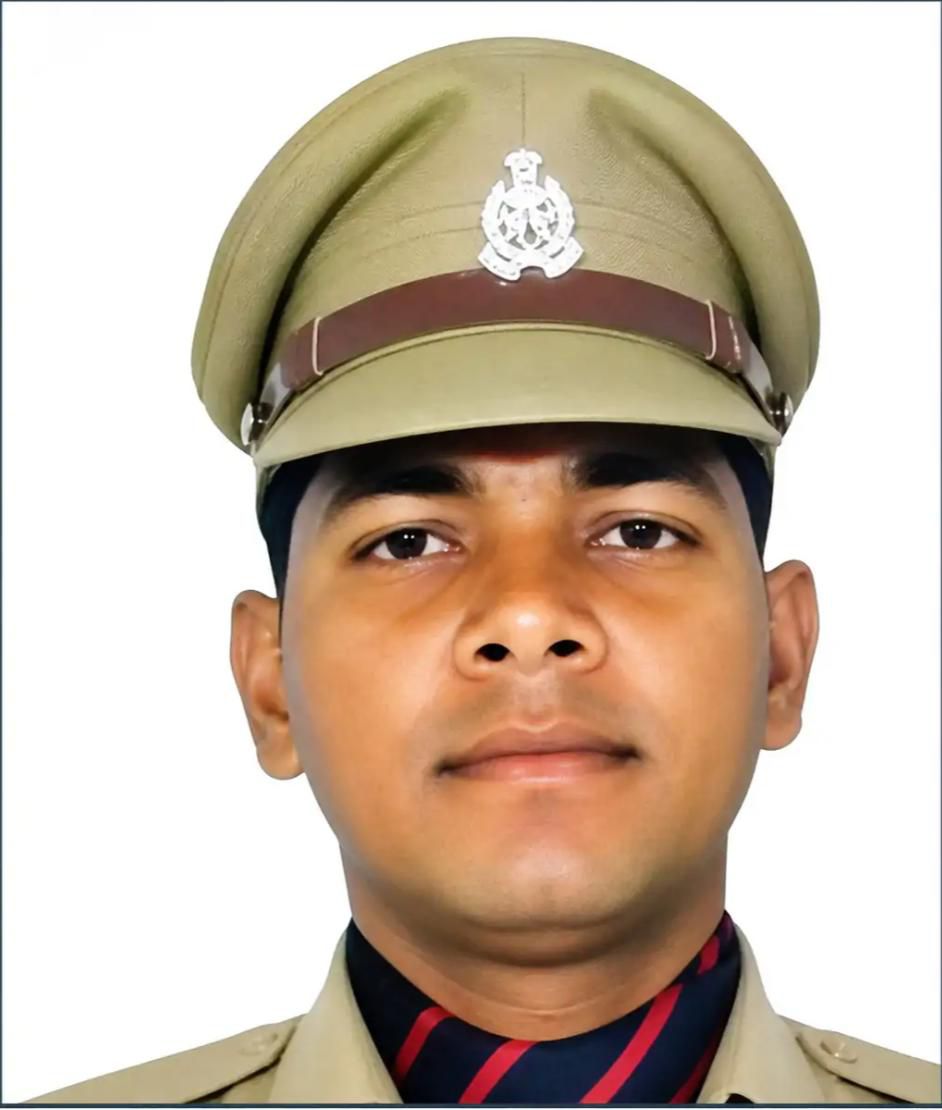 policemedianews's tweet photo. पुलिस मुख्यालय में तैनात ASI सत्येंद्र वर्मा ने की आत्महत्या, कमरे में लटका मिला शव

सूचना पर पहुंची पुलिस ने शव को बाहर निकालकर कब्जे में लिया। फिलहाल पुलिस जांच पड़ताल में जुटी। हिमामऊ के सुशांत गोल्फ सिटी का मामला #suside @lkopolice #Lucknow @Uppolice #policemedianews https://t.co/Apy9zsIuum