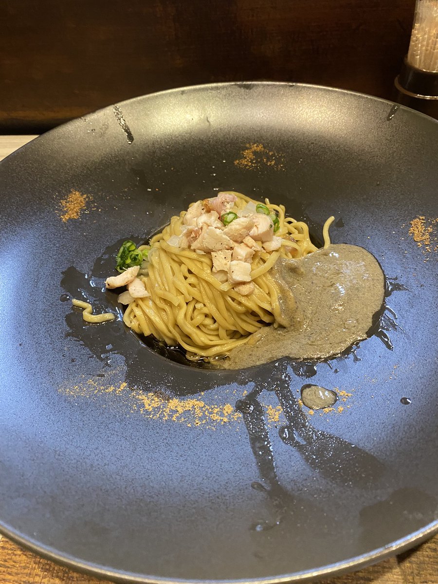 つくばの鬼者語へ。
なんかもう美味過ぎてヤバかったです。
替え玉に渡り蟹のミソソースっての頼んだけど、それもなんかとにかく美味かった。