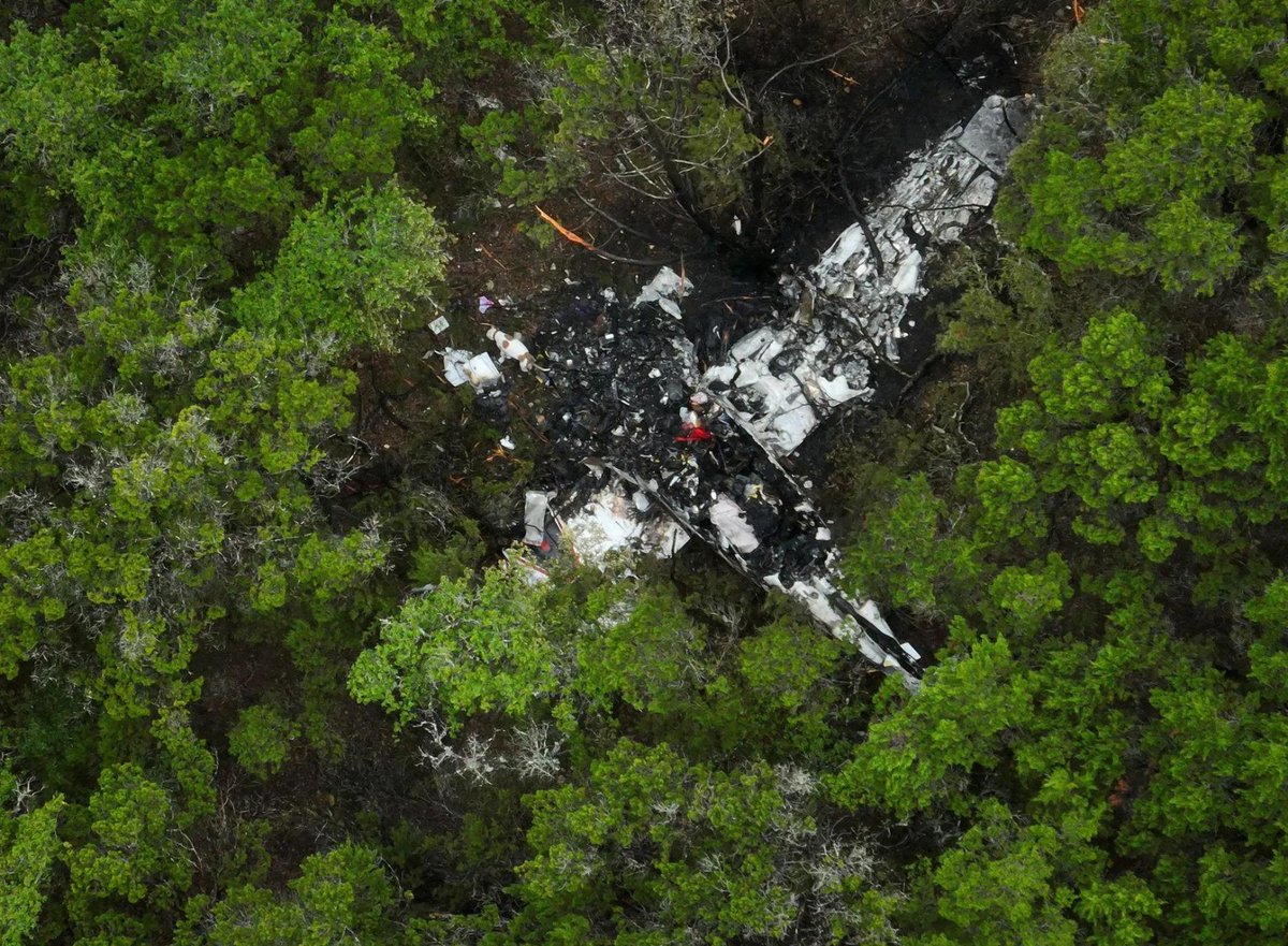 timesofindia's tweet image. Plane carrying pickleball players crashes in #Texas, five killed

More details 🔗 toi.in/8GVdTb