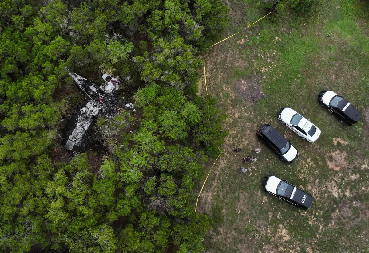 timesofindia's tweet image. Plane carrying pickleball players crashes in #Texas, five killed

More details 🔗 toi.in/8GVdTb