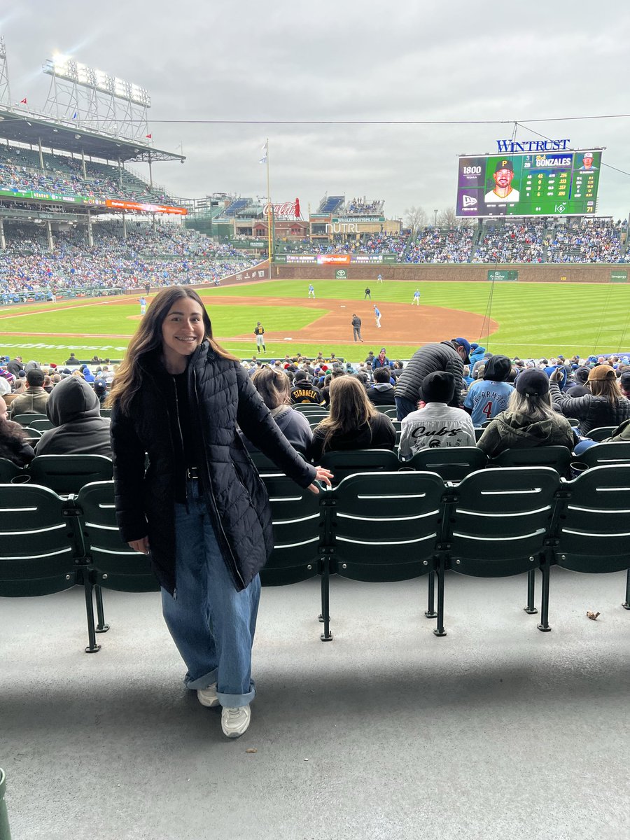 Ale_CastroJ's tweet photo. Mi esposo siempre llevándome a donde quiera ! Aquí en el estadio de Cubs, Chicago ✨ https://t.co/GpPPr9OgzI