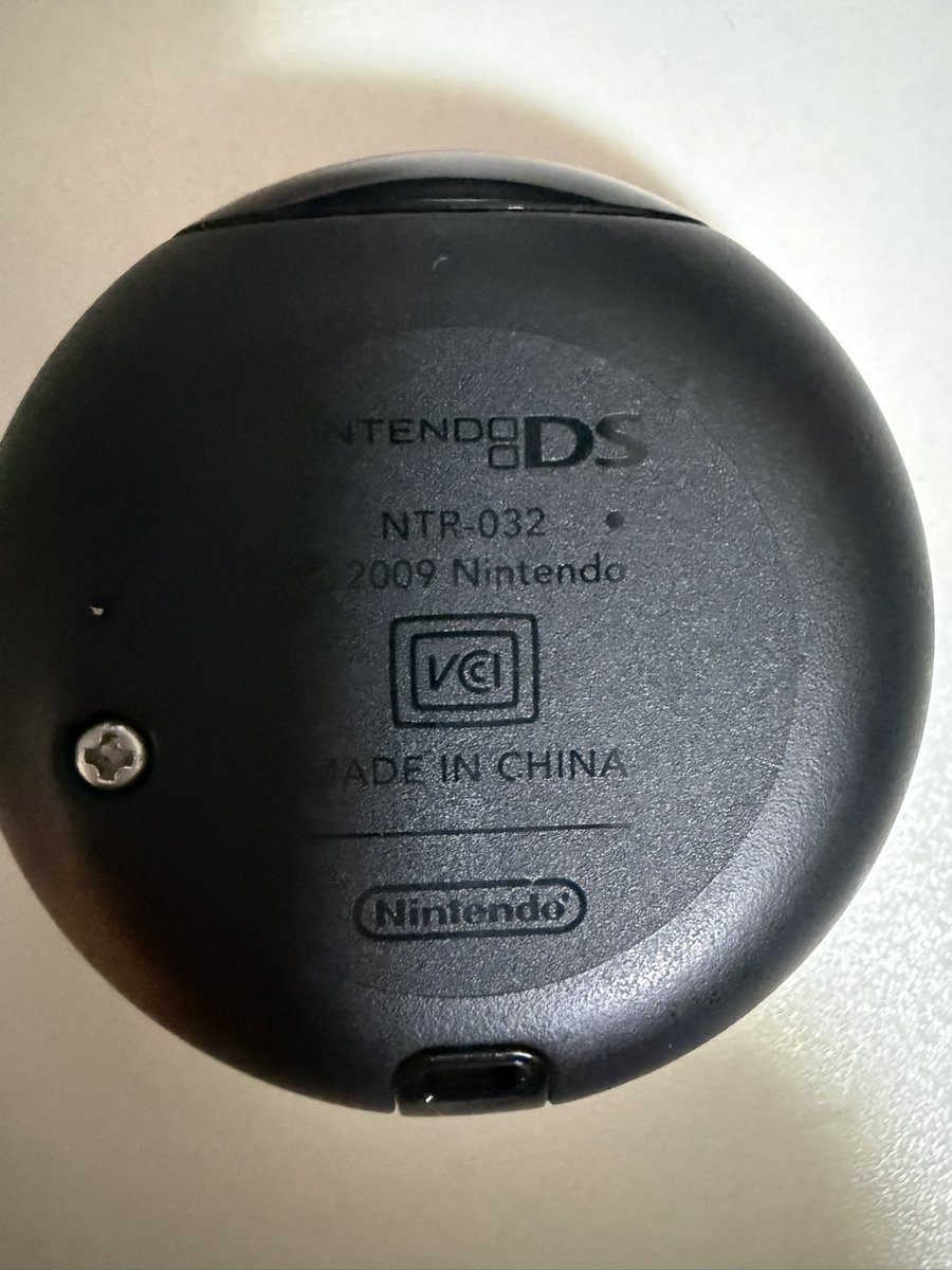 これなんだろう.....ポケモンゲームのなんか？部屋整理してたら出てきた。
DS？裏にNTR(寝取ら)買いてあるけどw