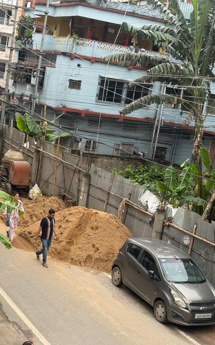 RunimaLahkar's tweet photo. Rehabari Piyoli Phukan Road Construction material blocks >50% of road. Dumped at 1-2AM, picked at 6AM daily.Loud noise = sleep issues for senior citizens and Children.Unsafe road. Traffic hazard for kids/office-goers. @himantabiswa @mrigen_sarania @GMDAGuwahati @gmc_guwahati https://t.co/6jlkjExOHK
