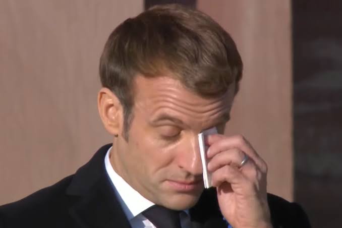 Makbololo's tweet photo. @EmmanuelMacron  s’apprête à dire ses adieux à l’Élysée sans laisser de véritable héritage. Son départ ne suscite guère de regrets, ni en France ni en Afrique. Son quinquennat restera marqué par des choix contestés, notamment le soutien à des régimes autoritaires et héréditaires https://t.co/LtopghyskI
