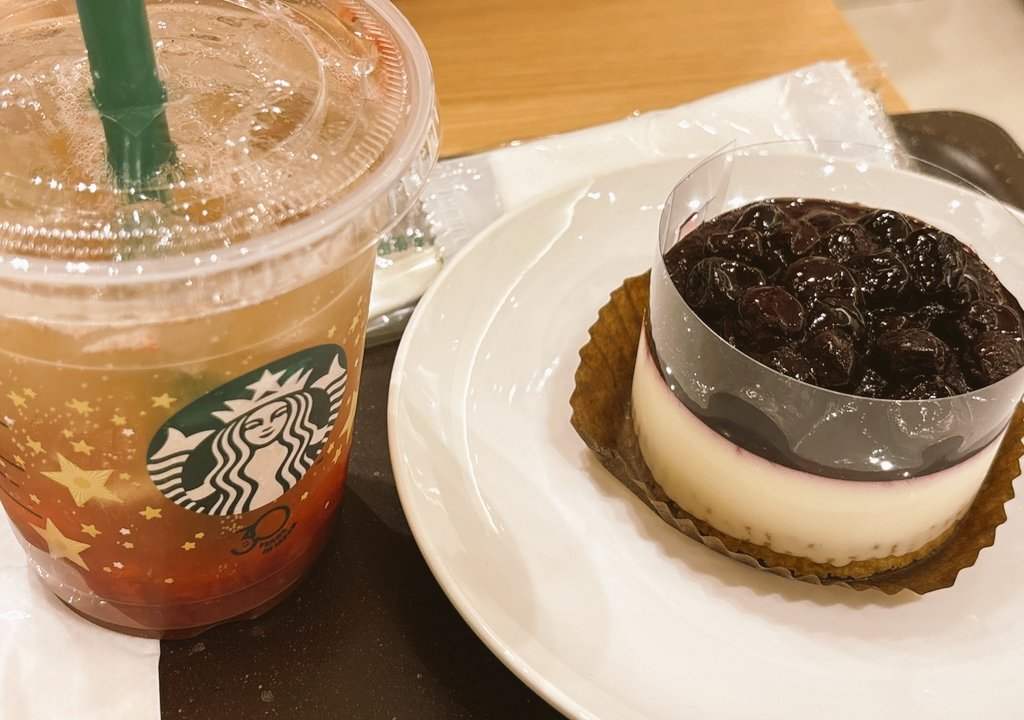 空港でおやつ
ブルーベリーケーキうますぎる