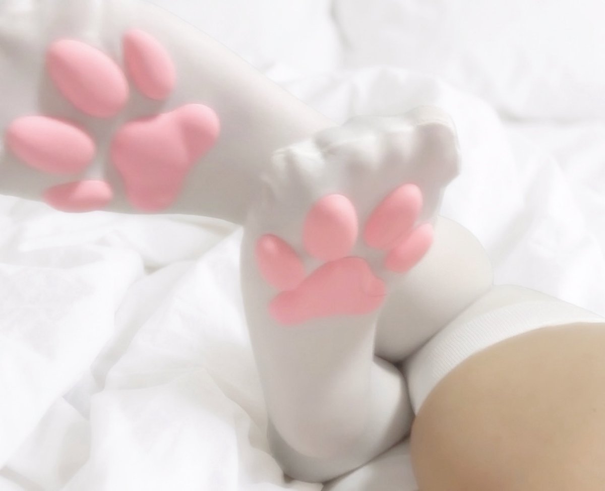 polkaririn's tweet photo. toe beans ! https://t.co/qeFeWWf5Lk