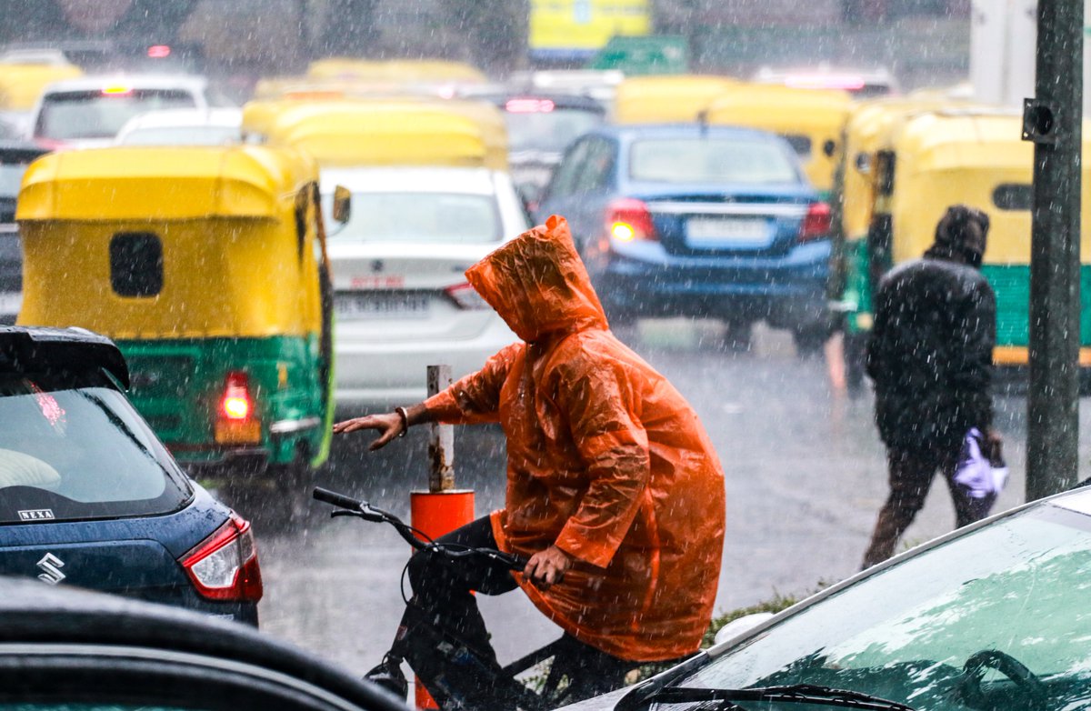 airnewsalerts's tweet image. National capital recorded a rise in minimum temperature this morning, two days after light to moderate rainfall brought temperatures down.

🟡🌧️IMD issued a yellow alert for possible rain and thunderstorms over the next two days.

#IMD #Delhi