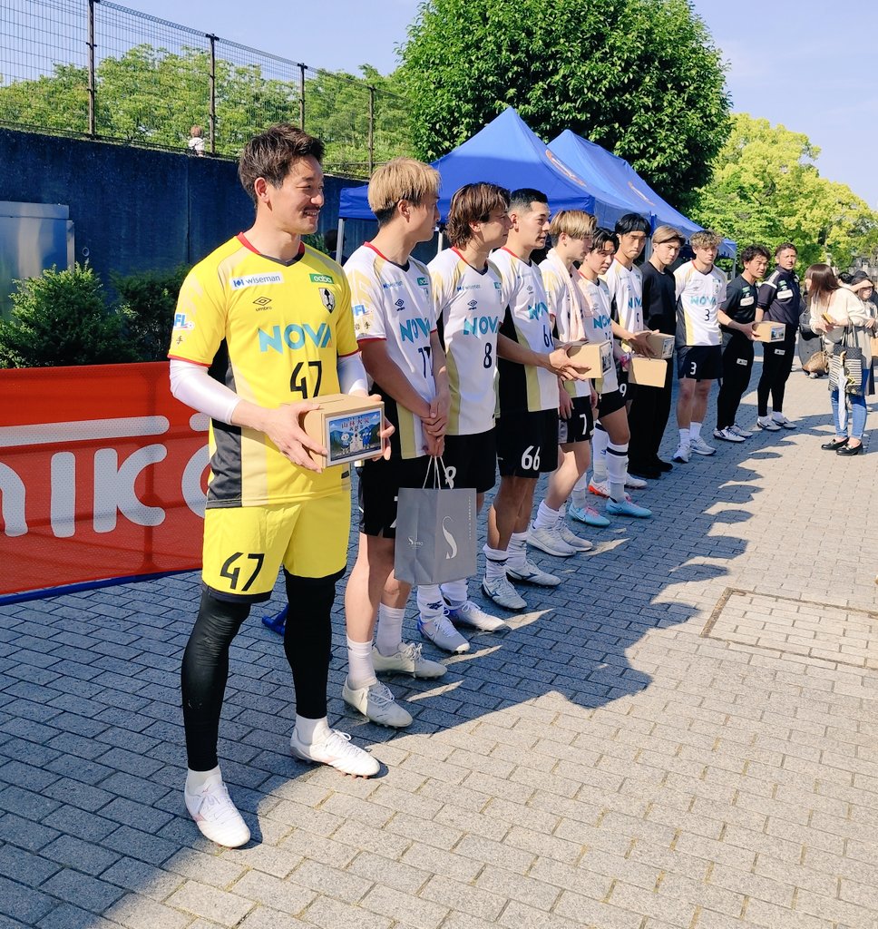 mososon5's tweet photo. 試合終了後、いわてグルージャ盛岡の選手たちによる岩手県大槌町山林火災の募金活動が行われました。途中からY.S.C.C.横浜の選手も加わりました。 https://t.co/qiG1alZyTr