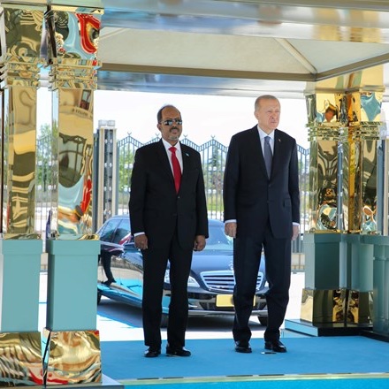 ArlaadiMnetwork's tweet image. ⚡️ UPDATE: #Turkiye is set to provide $30 million in aid to #Somalia, according to Turkish legislator @ComezTurhan, citing a decree signed by President @RTErdogan. He said a separate agreement is expected to be reviewed by the Turkish parliament next week.

The deal reportedly