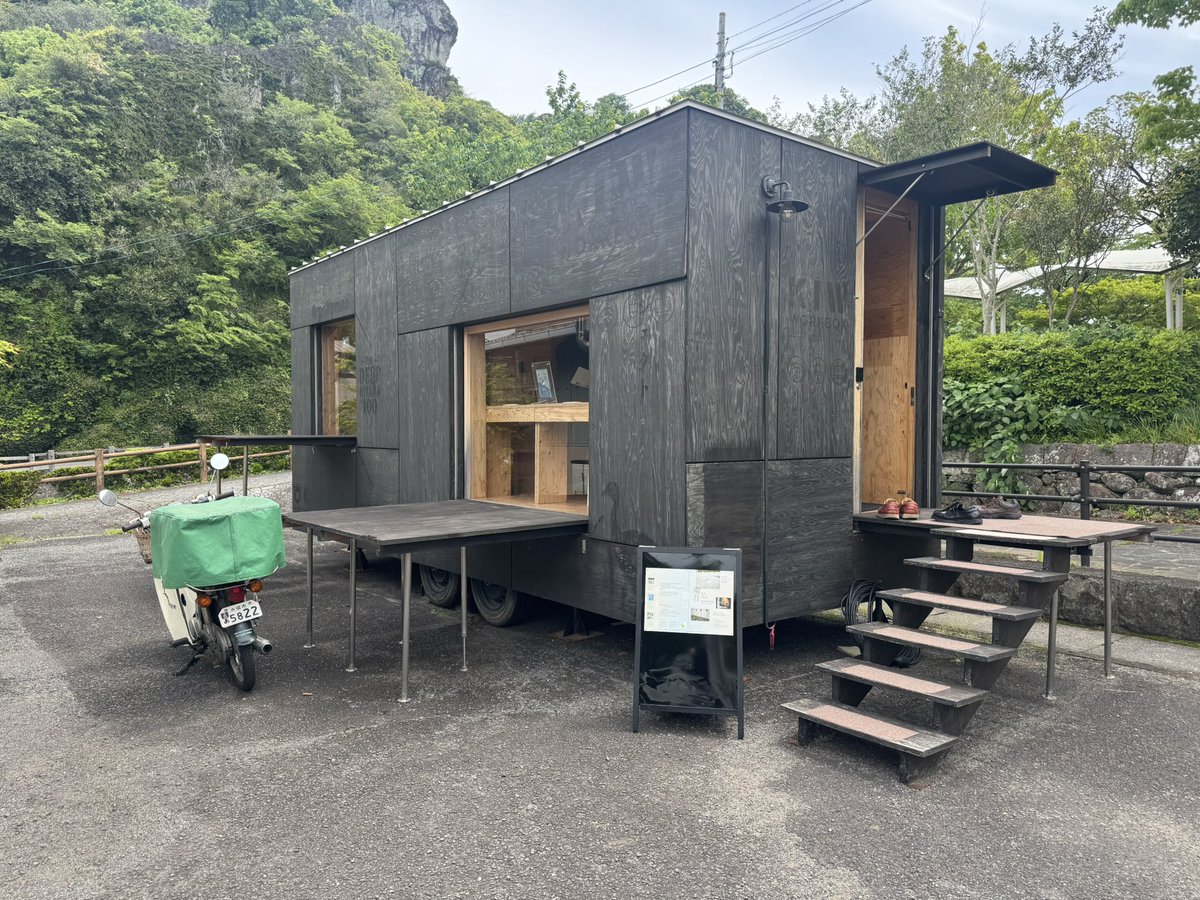 odawaranodoka's tweet photo. 熊本・津奈木町のつなぎ温泉ホテル四季彩駐車場内トレーラーハウスと旧赤崎小学校校庭で5月17日まで開催中の展覧会「潮目」（参加作家：飯島小雪、キノシタユースケ、森田具海）。旧赤崎小学校は公共交通機関ではたどり着けないため、残念ながらトレーラーハウスのみ鑑賞。記録集を制作予定とのこと。 https://t.co/20FZUB3dOo