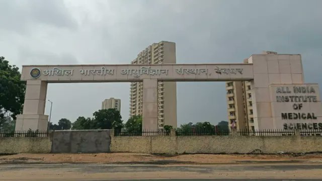 airnews_ranchi's tweet image. .@deoghar_aiims में पूर्वी भारत का पहला #व्यस्क_टीकाकरण_केंद्र शुरू हो गया है। अब एक ही छत के नीचे वयस्कों को टीके की सुविधा मिलेगी। एसोसिएट प्रोफेसर डॉ. अरशद अयूब ने बताया कि 50 वर्ष से अधिक उम्र के लोगों को ध्यान में रखकर यह केंद्र शुरू किया गया है। #HealthForAll #Vaccination