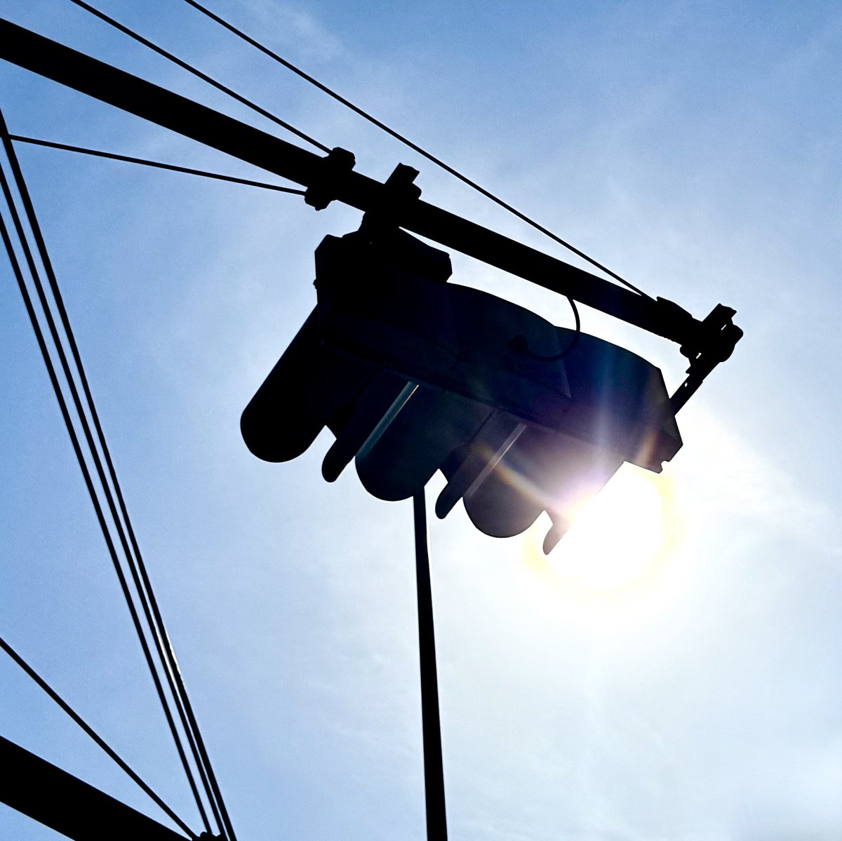 cosk's tweet photo. 夏じゃん…
#trafficlight #powerlines #sunshine https://t.co/W1LCcKPt1g