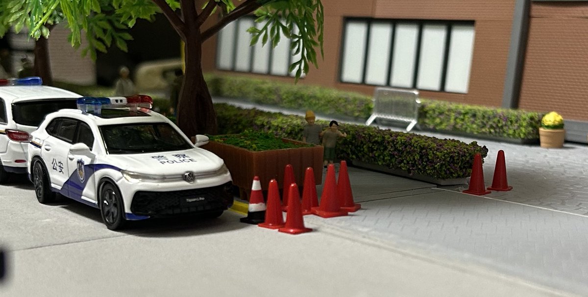 maruhaze128795's tweet image. わんぱく小僧共と公安パト
＜パトカーのある風景＞

＃ミニカー　＃ジオラマ　＃パトカー