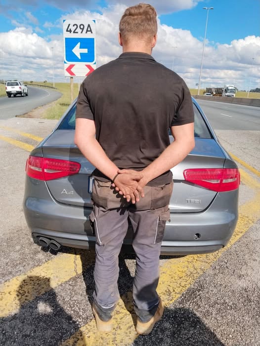 _ArriveAlive's tweet image. 19-year-old arrested for driving at 214 km/h in a 100 km/h zone on the R21 freeway near Boksburg

arrr.co.za/WV9iY

#ArriveAlive #Speeding @City_Ekurhuleni