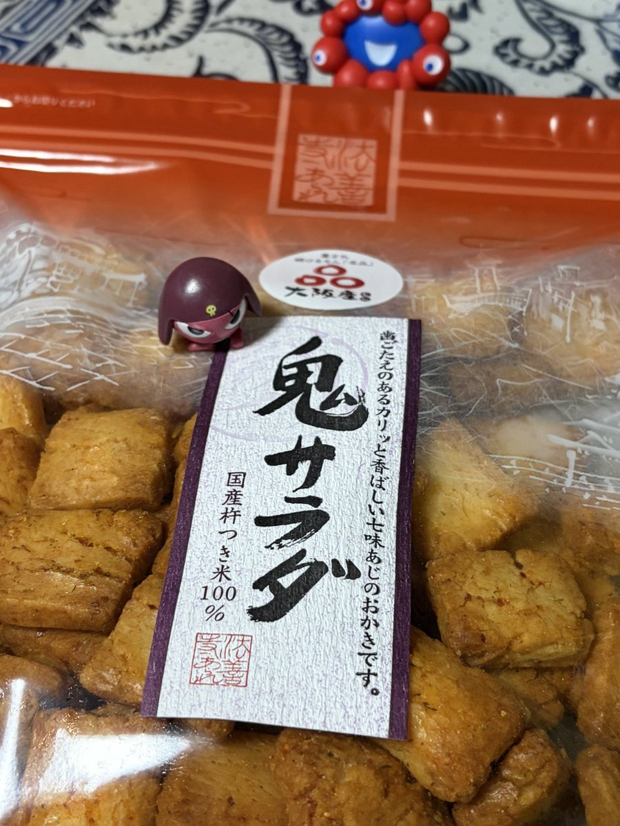 連休初日。髪の毛切ってカラーして、ついでに大丸寄って豚まんと肉団子買って法善寺あられで鬼サラダ（七味あじサイコー大好き）買って帰宅。
心斎橋は相変わらずインバウンドの人らでいっぱい