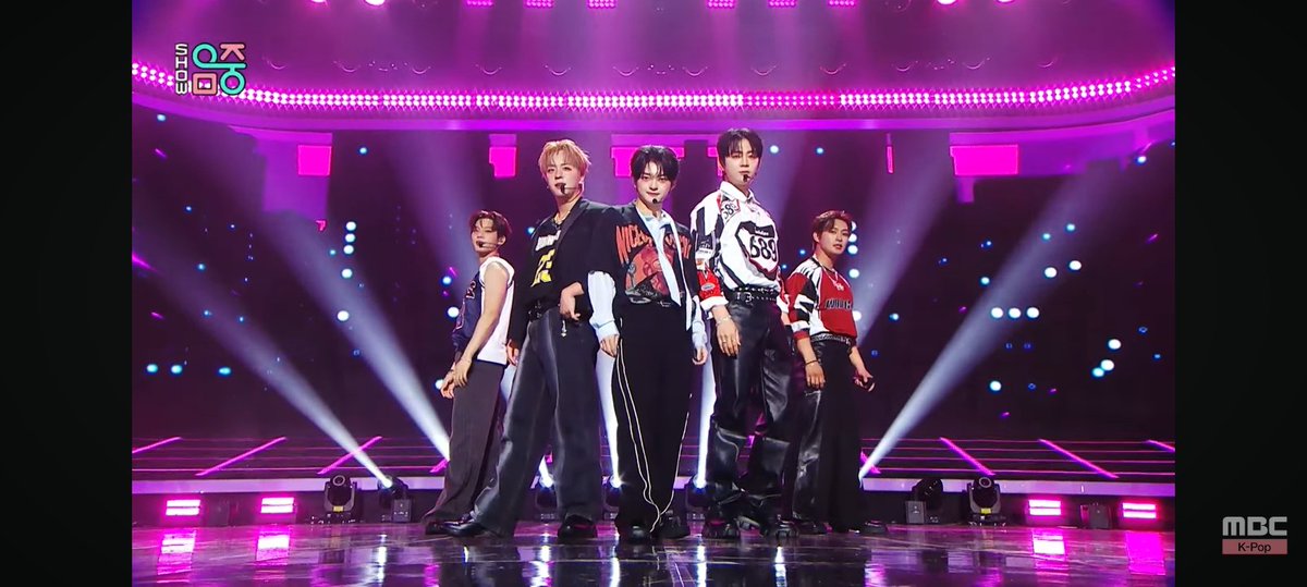 WWEKPOP's tweet photo. #SHOWMUSICCORE UPDATE:

#ORβIT #오르빗 IS DONE PERFORMING TO KICK OFF THE SHOW!

THE MC'S ARE OUT HOLDING A CHILDHOOD PHOTO AND WHAT COULD BE #ANA FROM @Hearts2Hearts LAST APPEARANCE AS MC 

TUNE IN TO @MBCMusicCore RIGHT NOW ON MBC 🚨 https://t.co/RMrPWdwcEu