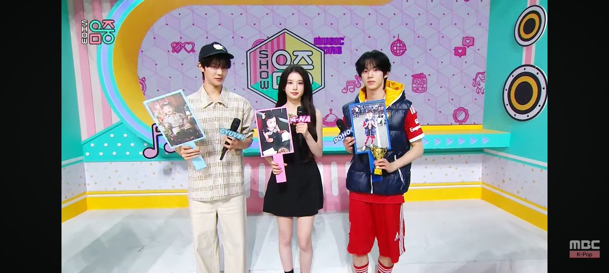 WWEKPOP's tweet photo. #SHOWMUSICCORE UPDATE:

#ORβIT #오르빗 IS DONE PERFORMING TO KICK OFF THE SHOW!

THE MC'S ARE OUT HOLDING A CHILDHOOD PHOTO AND WHAT COULD BE #ANA FROM @Hearts2Hearts LAST APPEARANCE AS MC 

TUNE IN TO @MBCMusicCore RIGHT NOW ON MBC 🚨 https://t.co/RMrPWdwcEu