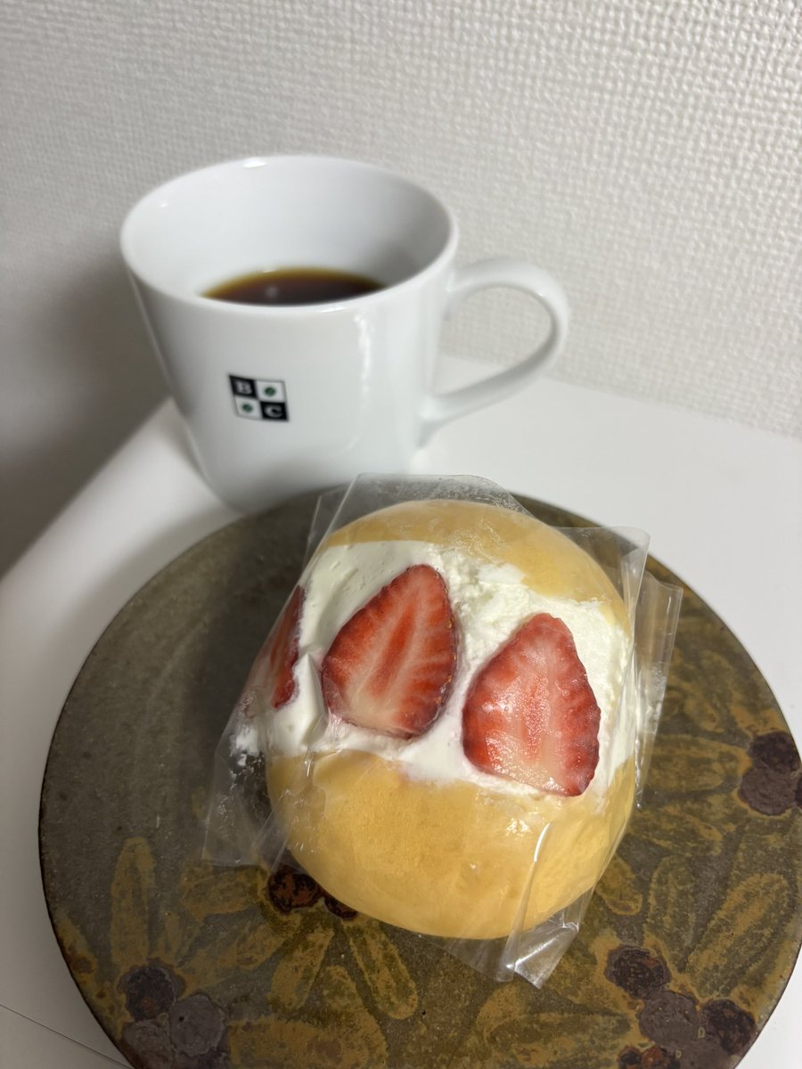 今週はbacopan工房のスイーツをたくさんいただきました♪水曜日はいちごのマリトッツォやパニーニ、スコーン、キャラメルナッツタルトを購入。土曜日は雨の木なコーヒーでキャラメルナッツタルトを水出しコーヒーと一緒に味わいました。ありがとうございます♪