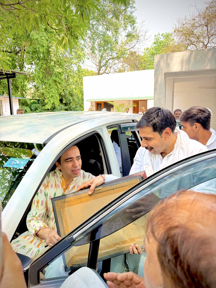 Kuldeep29833341's tweet photo. आज 25, तुकलक रोड, दिल्ली , केंद्रीय मंत्री सह राष्ट्रीय अध्यक्ष चौधरी जयंत सिंह जी के आवास पर मुलाक़ात की । जिला अध्यक्ष (हापुड़) बनाकर शीर्ष नेतृत्व ने जो भरोसा किया में विश्वास दिलाता हूँ की पद की गरिमा बनाये रखूँगा व संगठन को मजबूती देने का कार्य करूँगा 🙏🏻@jayantrld @RLDparty https://t.co/C6MBsJSyzA