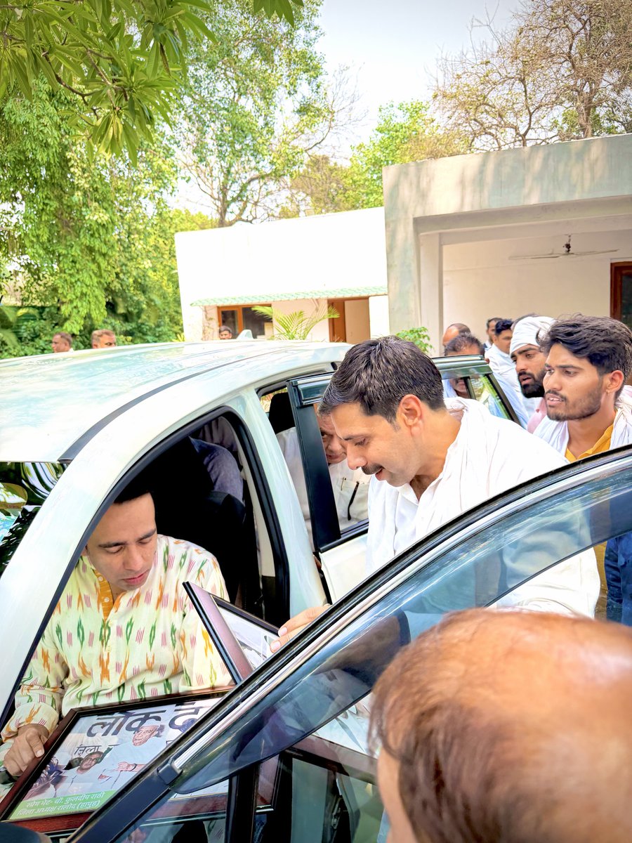 Kuldeep29833341's tweet photo. आज 25, तुकलक रोड, दिल्ली , केंद्रीय मंत्री सह राष्ट्रीय अध्यक्ष चौधरी जयंत सिंह जी के आवास पर मुलाक़ात की । जिला अध्यक्ष (हापुड़) बनाकर शीर्ष नेतृत्व ने जो भरोसा किया में विश्वास दिलाता हूँ की पद की गरिमा बनाये रखूँगा व संगठन को मजबूती देने का कार्य करूँगा 🙏🏻@jayantrld @RLDparty https://t.co/C6MBsJSyzA