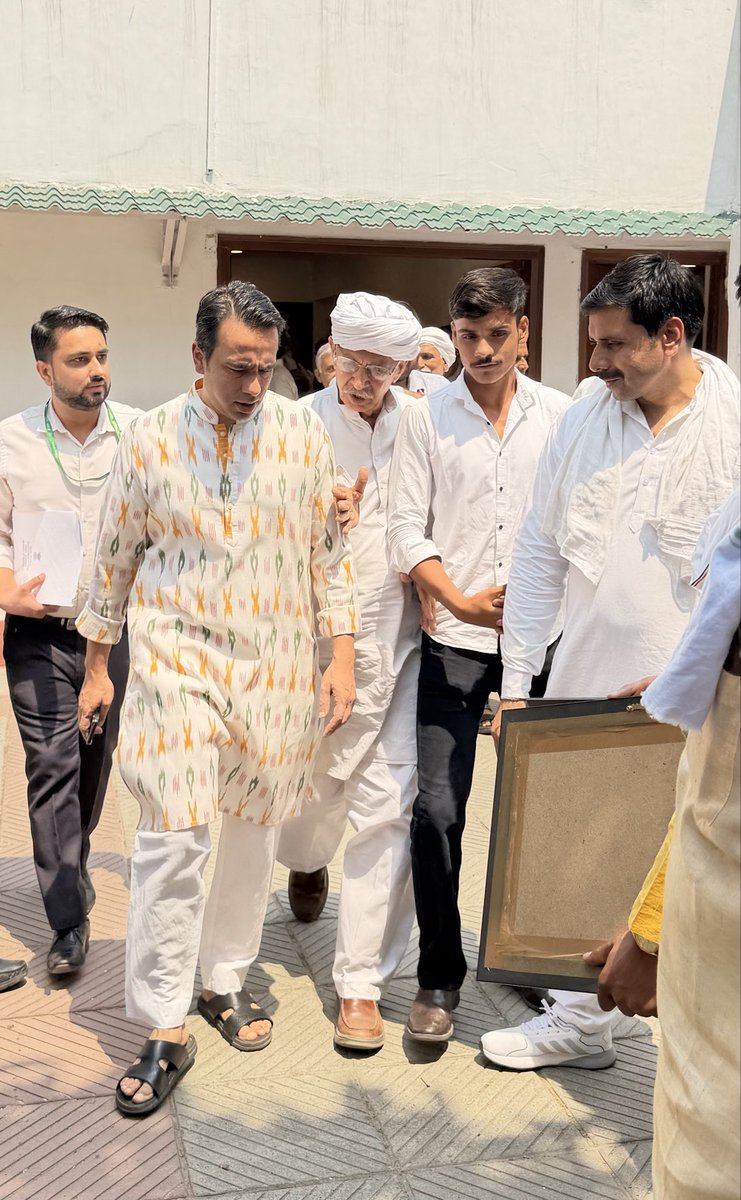 Kuldeep29833341's tweet photo. आज 25, तुकलक रोड, दिल्ली , केंद्रीय मंत्री सह राष्ट्रीय अध्यक्ष चौधरी जयंत सिंह जी के आवास पर मुलाक़ात की । जिला अध्यक्ष (हापुड़) बनाकर शीर्ष नेतृत्व ने जो भरोसा किया में विश्वास दिलाता हूँ की पद की गरिमा बनाये रखूँगा व संगठन को मजबूती देने का कार्य करूँगा 🙏🏻@jayantrld @RLDparty https://t.co/C6MBsJSyzA
