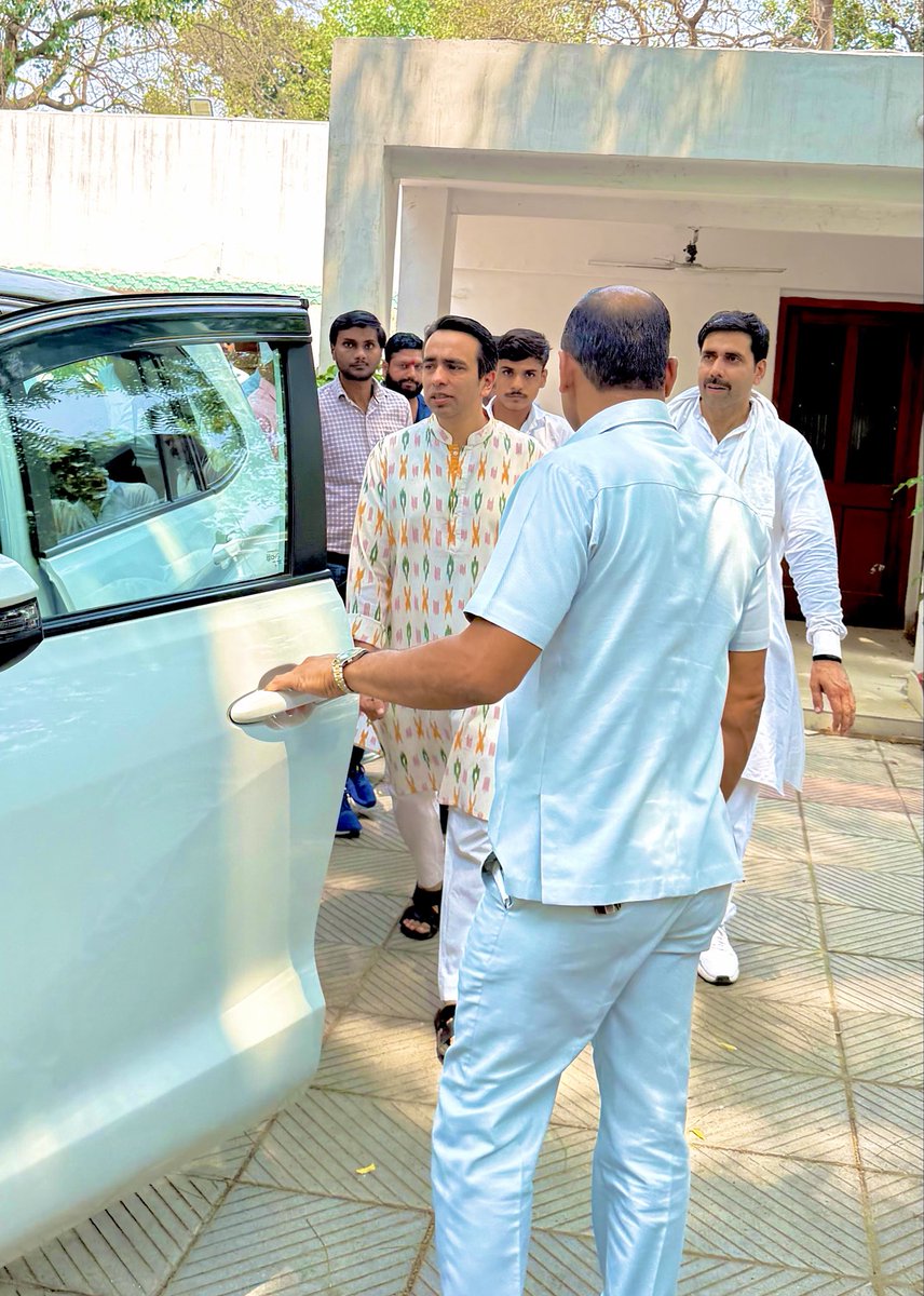 Kuldeep29833341's tweet photo. आज 25, तुकलक रोड, दिल्ली , केंद्रीय मंत्री सह राष्ट्रीय अध्यक्ष चौधरी जयंत सिंह जी के आवास पर मुलाक़ात की । जिला अध्यक्ष (हापुड़) बनाकर शीर्ष नेतृत्व ने जो भरोसा किया में विश्वास दिलाता हूँ की पद की गरिमा बनाये रखूँगा व संगठन को मजबूती देने का कार्य करूँगा 🙏🏻@jayantrld @RLDparty https://t.co/C6MBsJSyzA