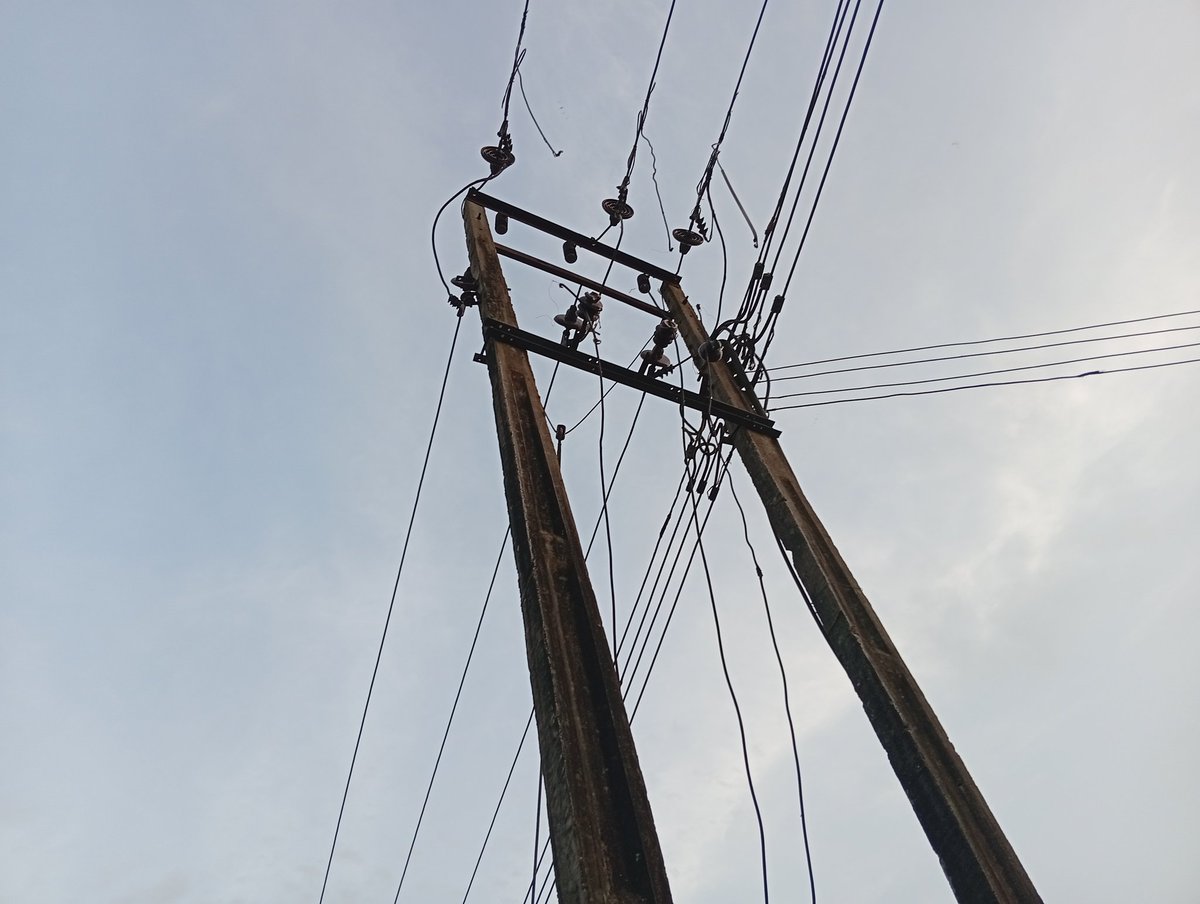 ekpalek's tweet photo. Udo Eduok by Itiam Street up risers disconnected for 3 days now. All efforts to get PHED Uyo to fix this fault has been ignored. These residents pay bills, please relevant authorities should intervene https://t.co/bIV7qamKFN