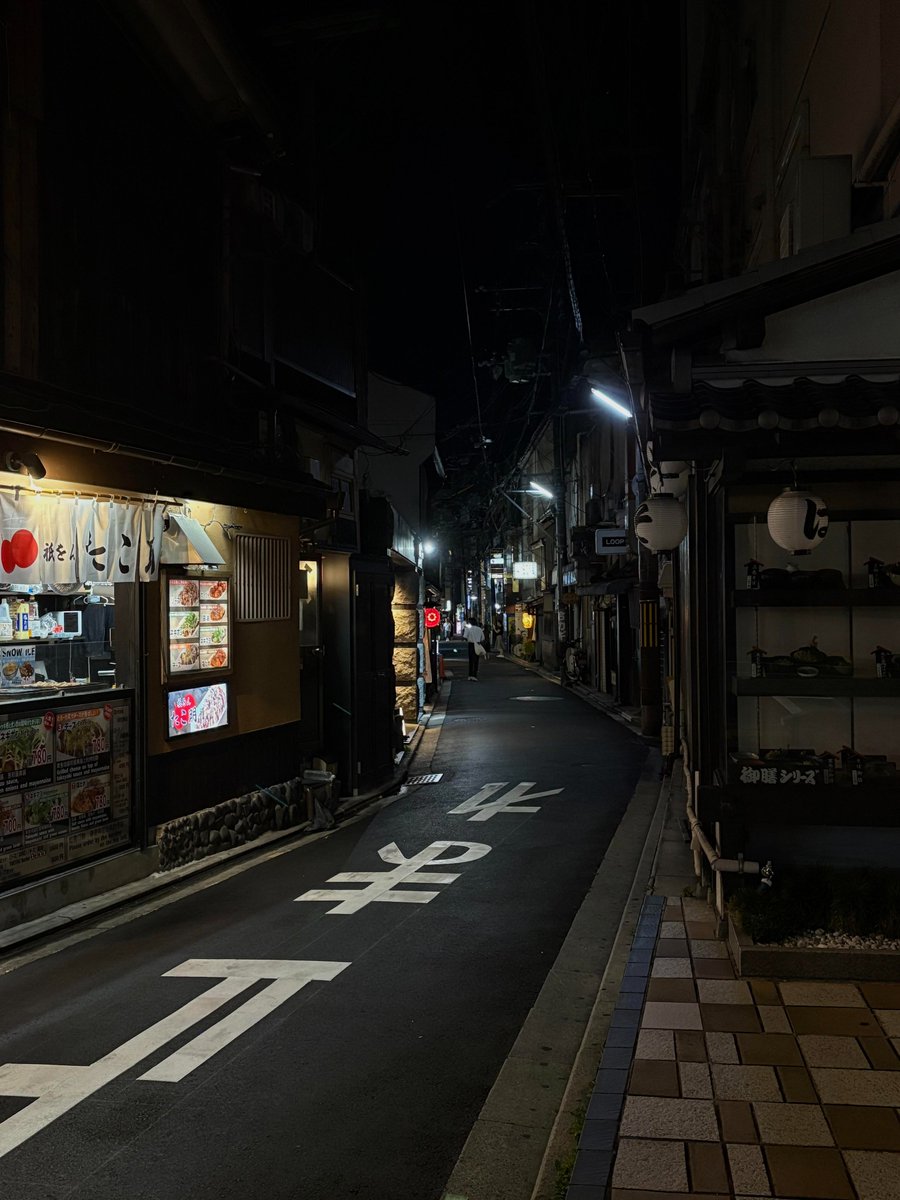 ClarkMary2suud's tweet photo. 夜の路地裏🌙 https://t.co/3okr2Pav84