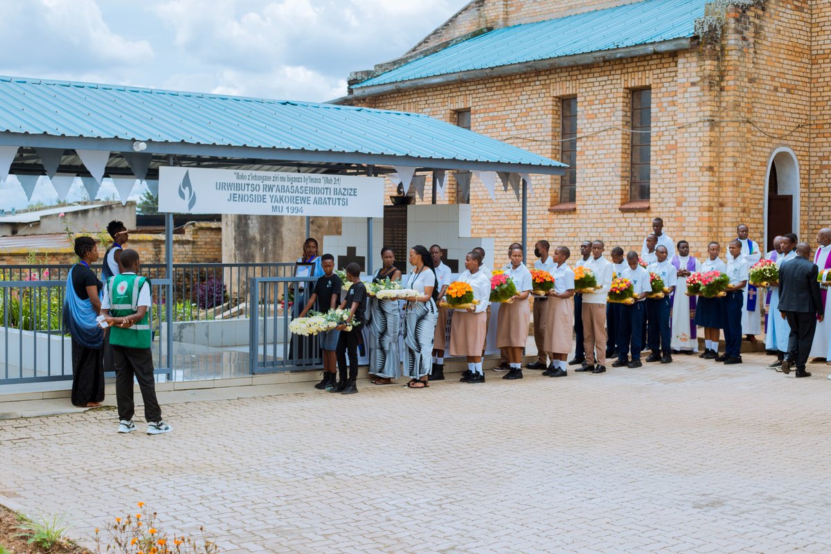 Kinyamateka_KM's tweet photo. Nyuma y’igitambo cy’Ukaristiya cyabimburiye igikorwa cyo kwibuka ku nshuro ya 32 Jenoside yakorewe Abatutsi mu 1994 ku rwego rwa Kiliziya Gatolika mu Rwanda, habaye  umuhango wo kunamira no gushyira indabo ku mva ishyinguyemo abapadiri 14 ba Diyosezi Gatolika ya Butare baruhukiye mu Rwibutso rw’Abasaseridoti bazize Jenoside yakorewe Abatutsi mu 1994