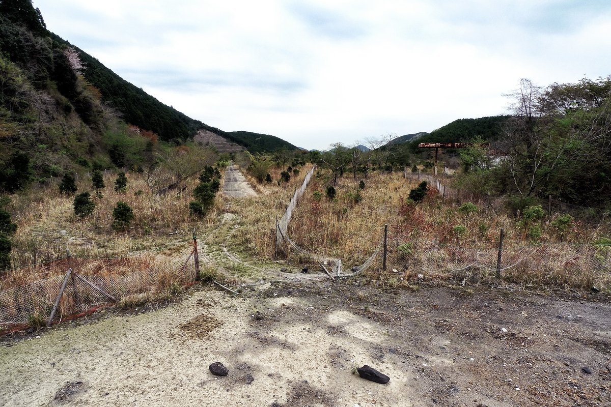 和歌山県の山奥に残る、作りかけの巨大サーキットの跡。