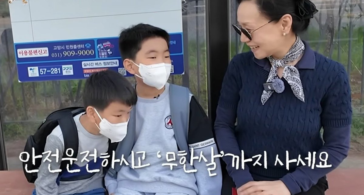 사소하지만 너무 따뜻한 기다림

버스 기사님이 뛰어오는 초등학생 형제를 위해 
약 1분 동안 버스를 기다려주셨는데,

그 와중에 ​아이들은 버스를 타기 위해 배운 대로
신호등 파란불에 건너는 정직한 모습을 보여줬다.

기사님은 신발 주머니를 흔들며 신호를 
기다리는 아이들이 대견하고 귀여워