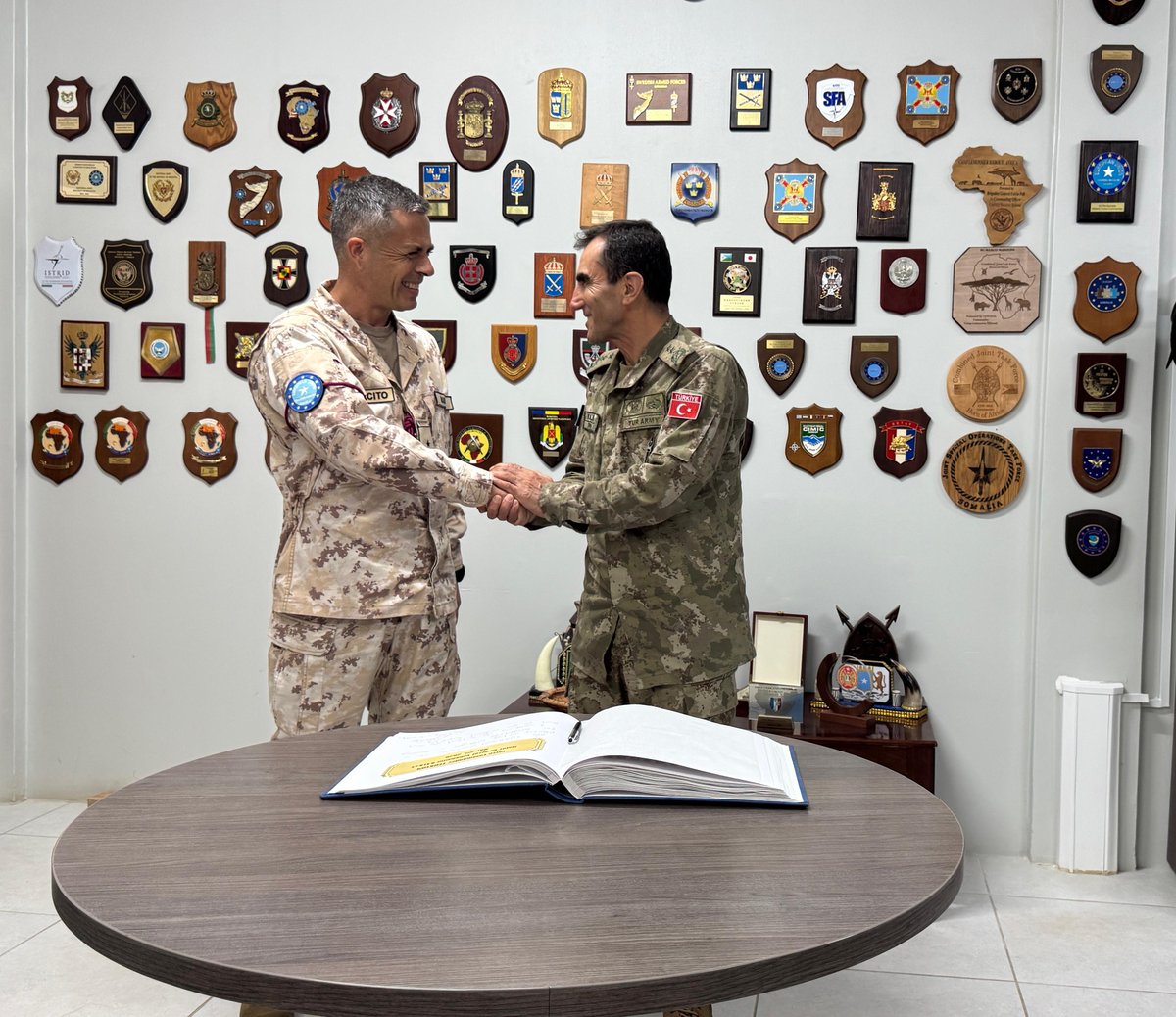EutmSomalia's tweet photo. Strengthening Somalia’s security: EUTM-S Commander Brig. Gen. Elio Manes and Turkish Task Force Commander Maj. Gen. Sebahattin Kalkan met to reaffirm support to SNAF. Focused dialogue is key to building capable, sustainable Somali security institutions.
#EUTMS #SNAF https://t.co/qq1jPthJwI