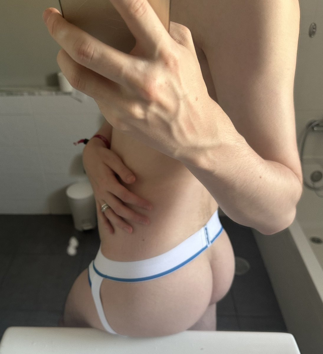TylerSwift22's tweet photo. It’s a 🫧 🍑 Summer https://t.co/nW1HZnUE5O