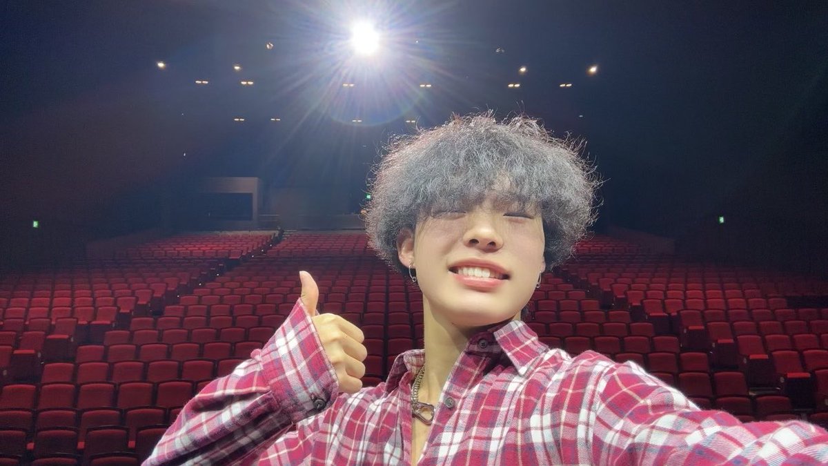 11__koki__19's tweet photo. 『ダッドシューズ2026』👟
大阪初日、マチソワ終演‼︎
どちらもたくさんのお客様にご来場いただき、本当にありがとうございました✨
WWホールは、舞台からでもお客様のお顔がよーく見えて、皆さまの笑顔がとっても活力になります💪🏼
残り2日間、3公演とも気を抜かず頑張ります！
#ダッドシューズ2026 https://t.co/dafAINBUeV