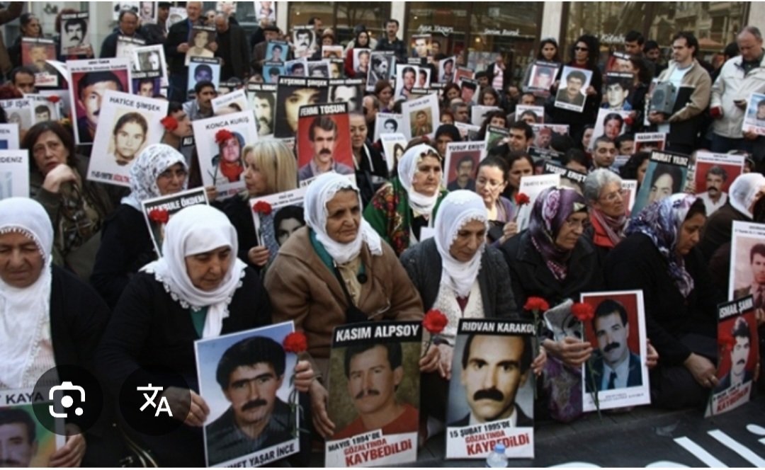 MResiyan's tweet photo. Ölü gölgelerin ardında faili belirsiz bir suçsa tarih 
Gülüşlerimin katili bir ülkede 
Güneşsiz şafakların ihaneti altında 
Sefil yaşamların duvar diplerinde
Topraksız, mevsimsiz 
Bir şafak vakti can verir çocuklar 
Med Reşîyan 
#medreşiyanşiirleri 
#CumartesiAnneleri1101Hafta https://t.co/jvfwSBdMcz
