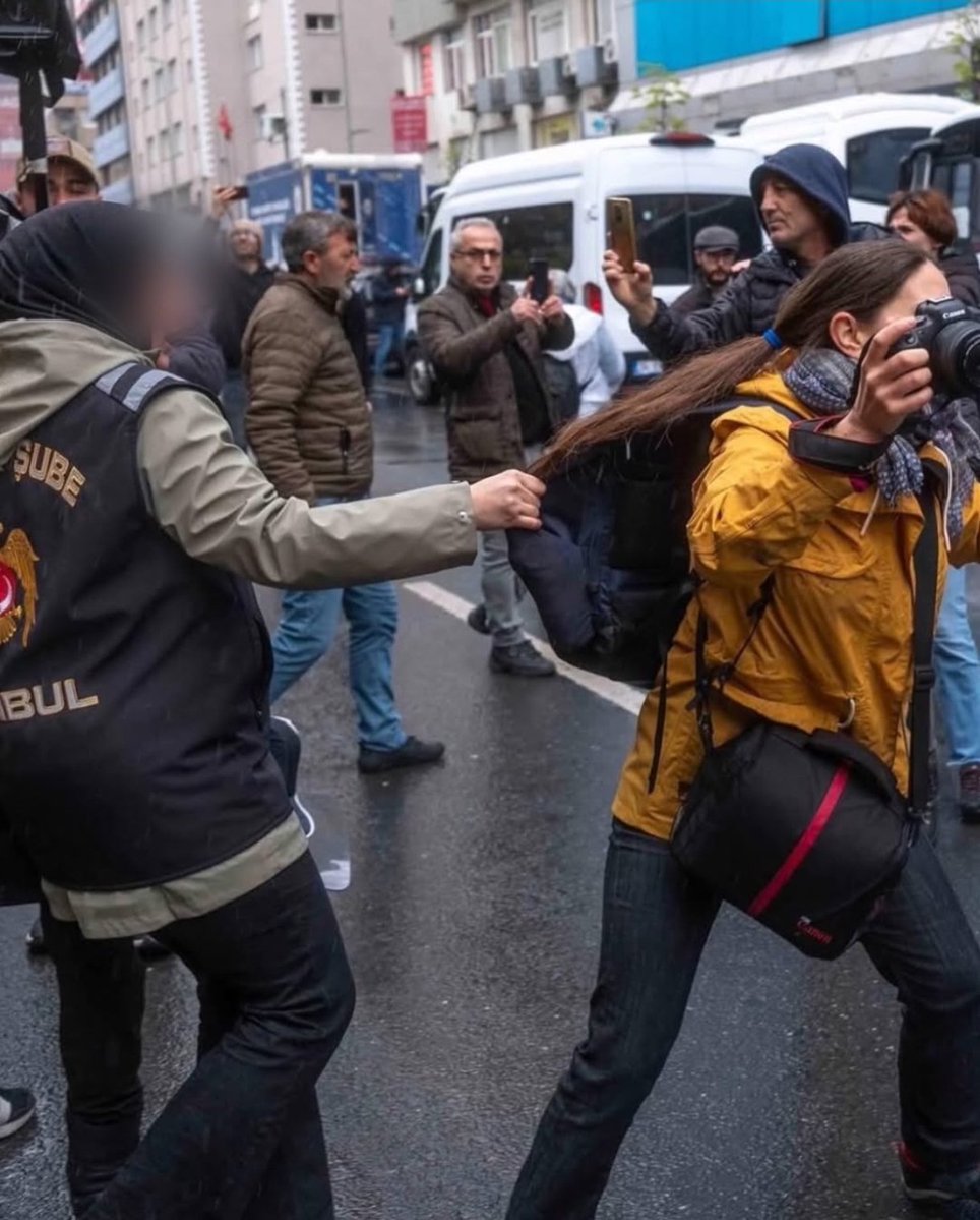 Şu kare bir meslektaşımızın karşılaştığı polis müdahalesini gösteriyor.

Kadın meslektaşımızın saçını çekerek müdahale eden bir kadın polis!

Ama kimseden ses yok. Peki tam tersi olsa ve o kadın polisin türbanı çekiştirilseydi. Aylarca gündem.

İşte böyle iki yüzlülük.

#1Mayıs