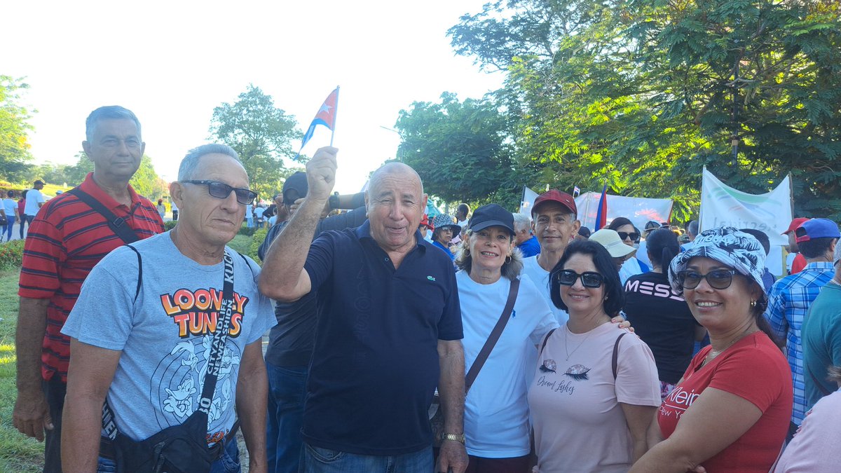 Las escuelas de arte de #Holguín presente en el desfile por el 1ro de mayo. 
#enseñanzaartísticaholguín 
#escueladearte
#HonorHolguinero
#LaPatriaSeDefinde 
#VivaEl1roDeMayo
#HolguínSÍ
#Cuba